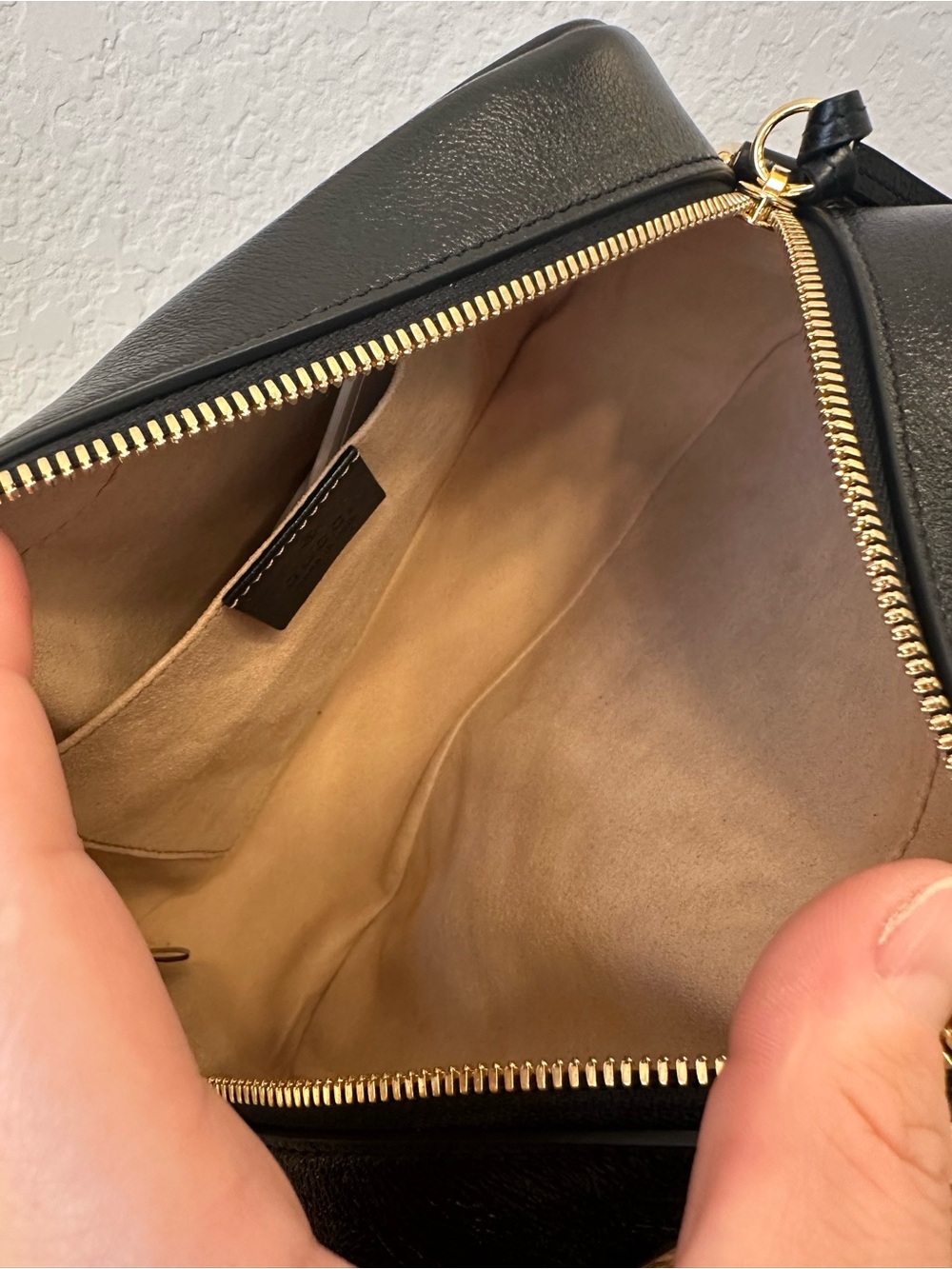 Gucci Beige GG Supreme Canvas Camera Bag with Black Trim - Picture 15 of 16